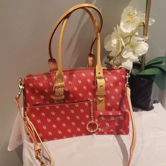 ❣️💫MARK DOWN💫❣️Dooney & Bourke Bag - Picture 1 of 11